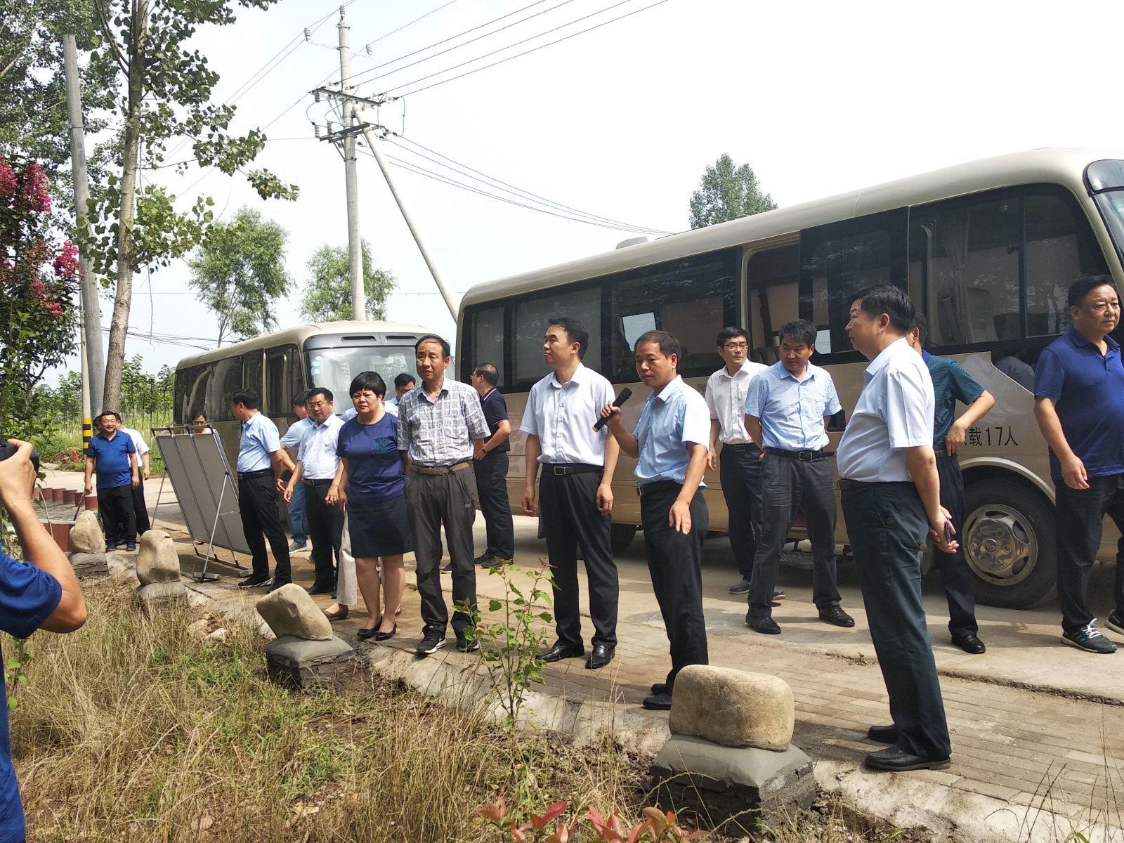 河南:宝丰县委书记张庆一调研贫困村人居环境改善工作