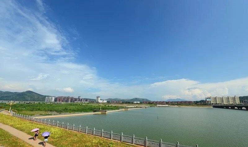 汝阳北汝河：无边绿意显优雅 时尚现代新风姿