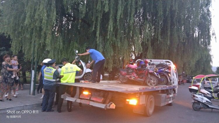 汝阳县集中整治滨河公园周边占道经营乱停乱放问题