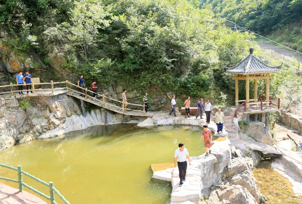 河南汝阳：废弃矿洞玩转“地心穿越”游