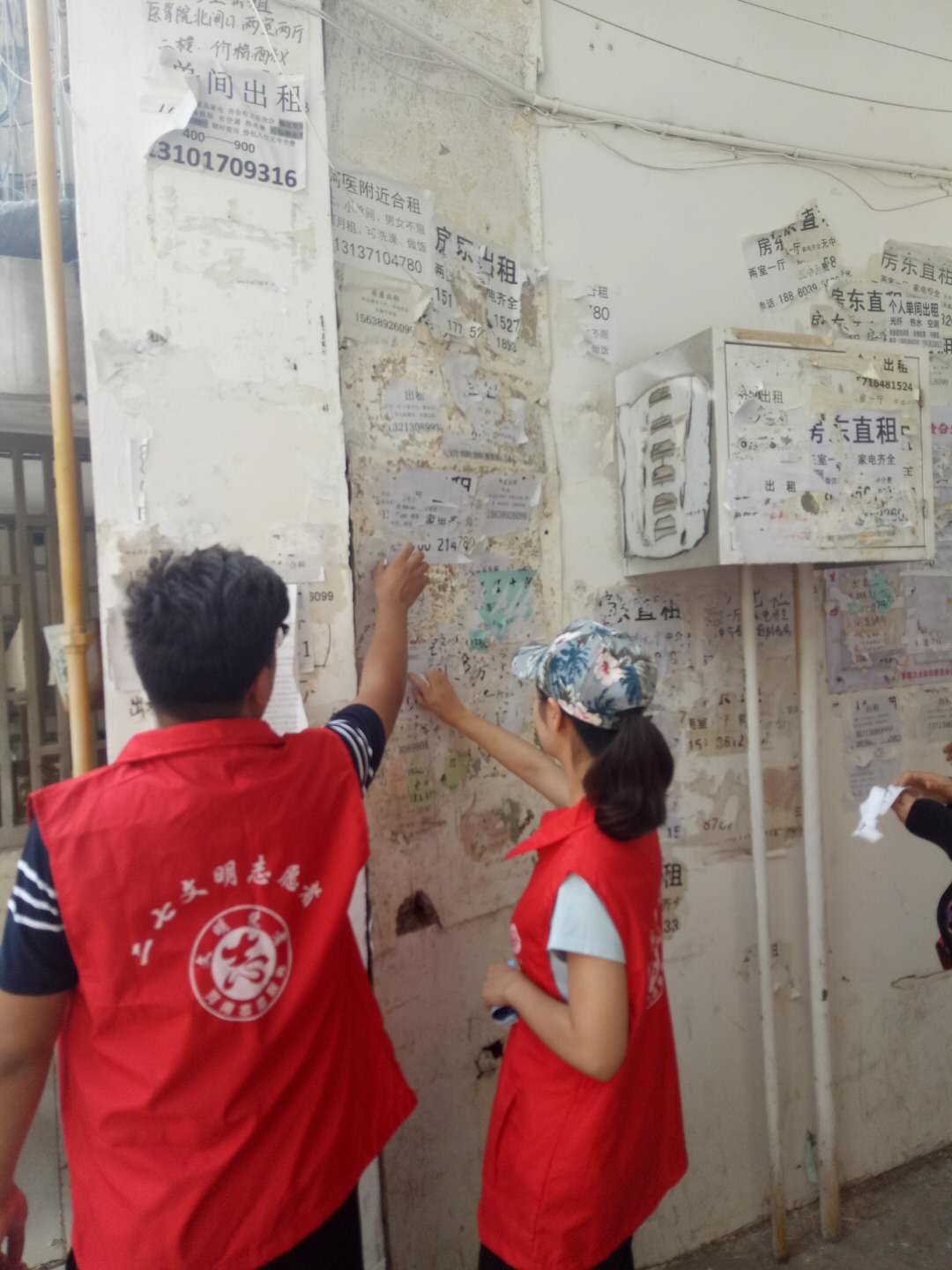 二七区环保局走上街头开展文明引领活动