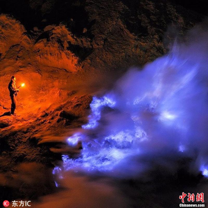 印尼火山喷发引化学反应冒出蓝色岩浆