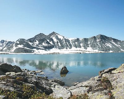 新疆阿勒泰:美在天边 白雪相映