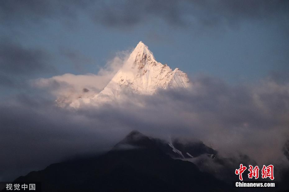 云南迪庆梅里雪山现"日照金山"景观