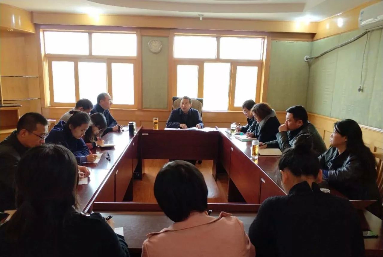 环境记协党支部书记刘国正为全体干部职工作辅导报告