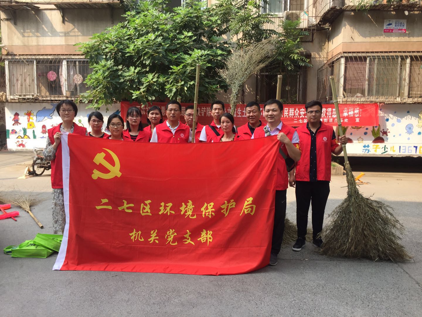 二七区环保局继续开展文明行为引导活动