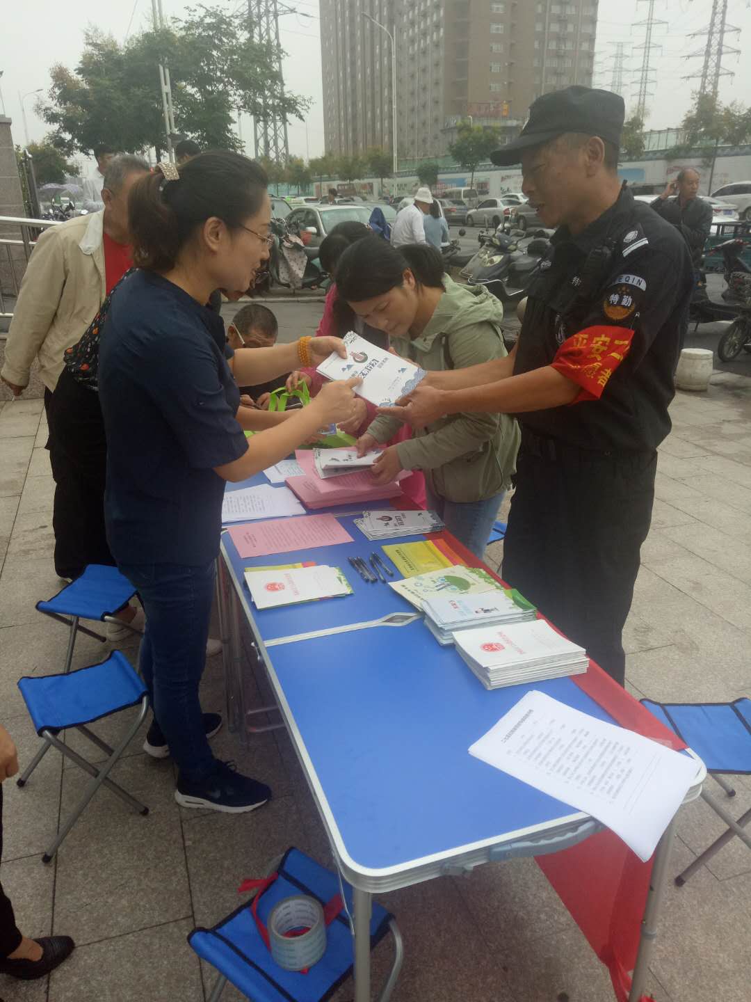二七区环保局开展节前文明行为宣传活动