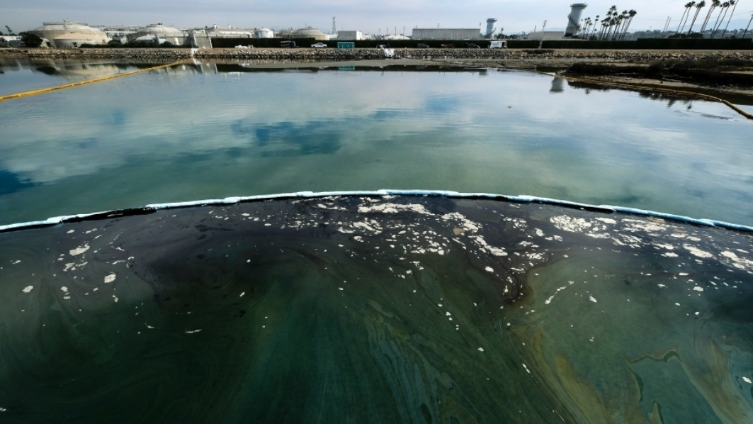 美国加州发生石油泄漏设置漂浮围栏阻止污染扩散