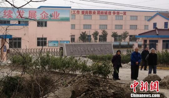 江苏宜兴村民围堵“排污”企业 官方称环保达标